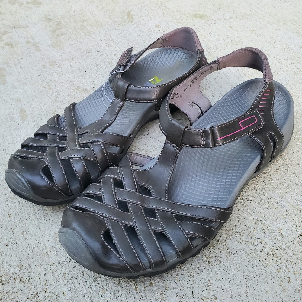 NEW ZiBu Beena Women's Dark Gray Faux Leather Sandals Closed Toe Flat Size 6M